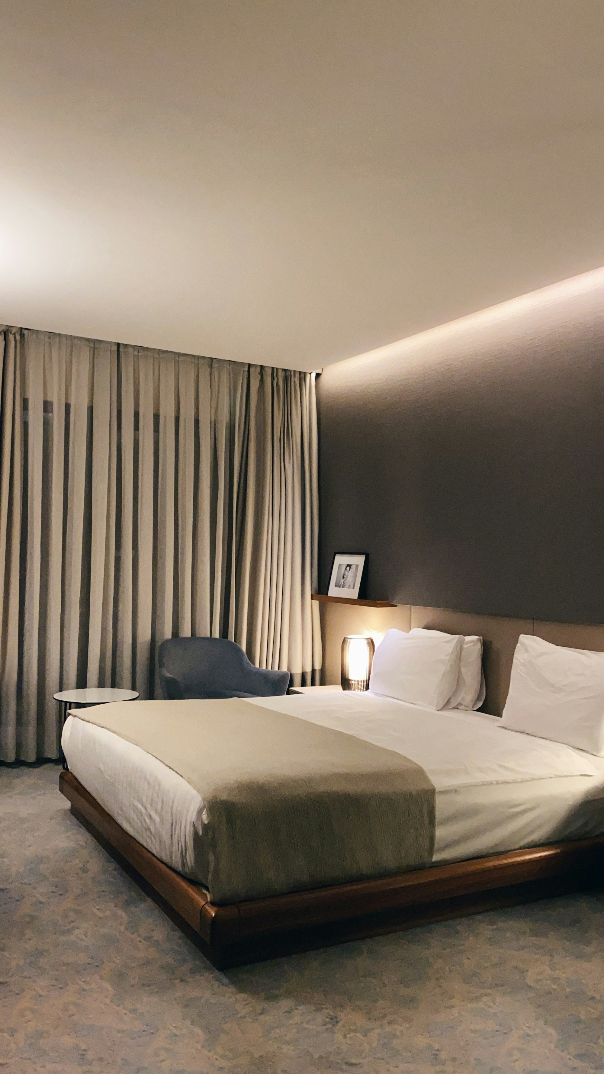 Lämpimästi valaistu boutique-hotellihuone